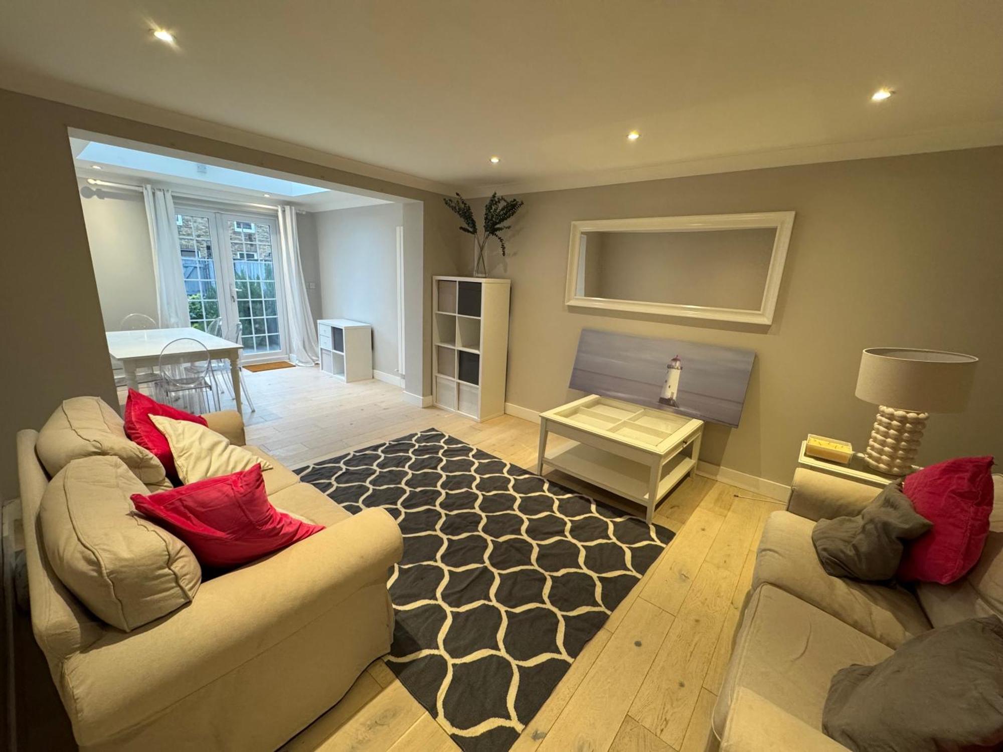 Charming 4bd 6 Mins From Nine Elms Station Hébergement de vacances Londres