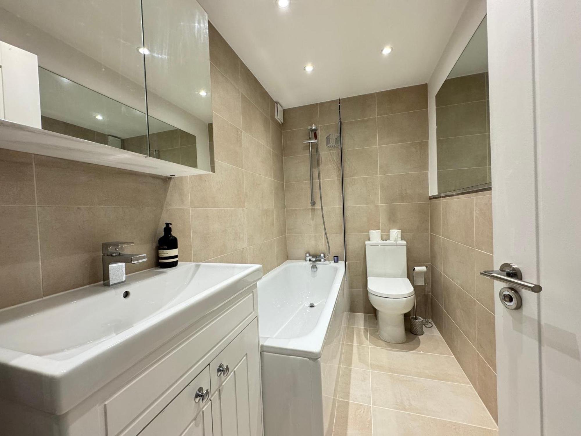 Charming 4bd 6 Mins From Nine Elms Station *
