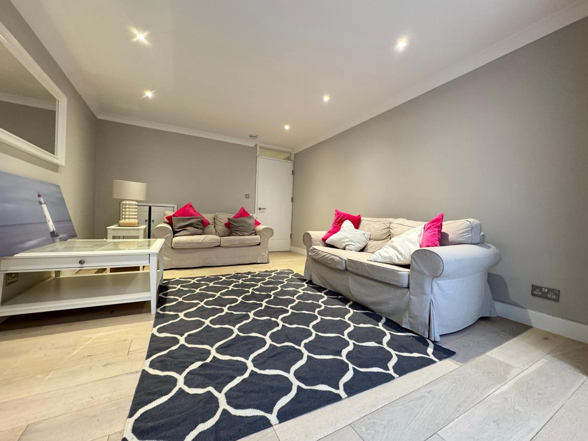 Charming 4bd 6 Mins From Nine Elms Station Londres